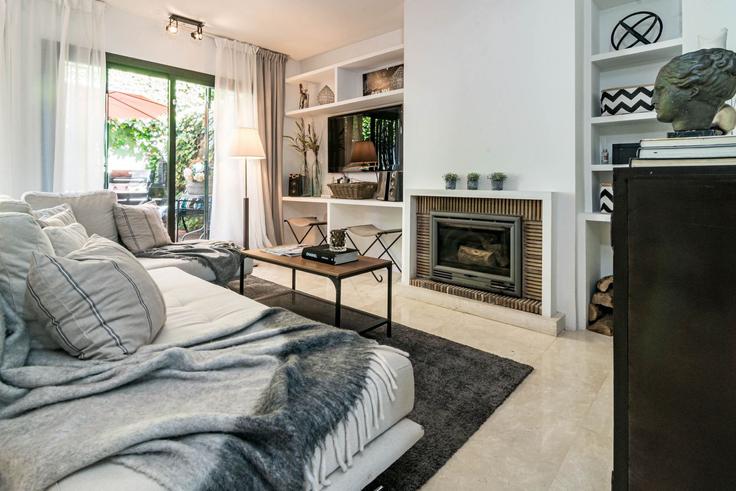 Elegant gestaltetes Wohnzimmer mit moderner Einrichtung in einer Wohnung im Building Avenida las Mimosas - b06855001 - 1343406 in Marbella, Marbella