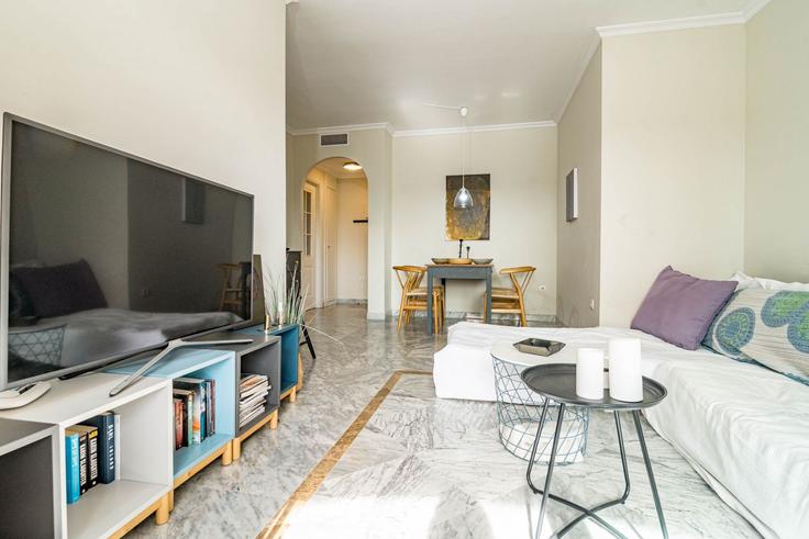 Elegant gestaltetes Wohnzimmer mit moderner Einrichtung in einer Wohnung im Building Calle Fernando Villalon - b06855001 - 1343469 in Marbella, Marbella