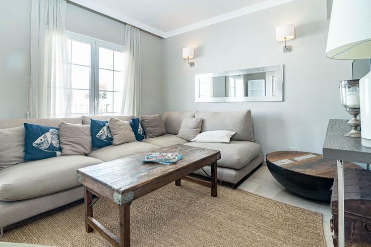 Elegante sala de estar con mobiliario moderno en un apartamento en Building Plaza Doña Elvira - b06855001 - 1343510 en Nueva Andalucía, Marbella