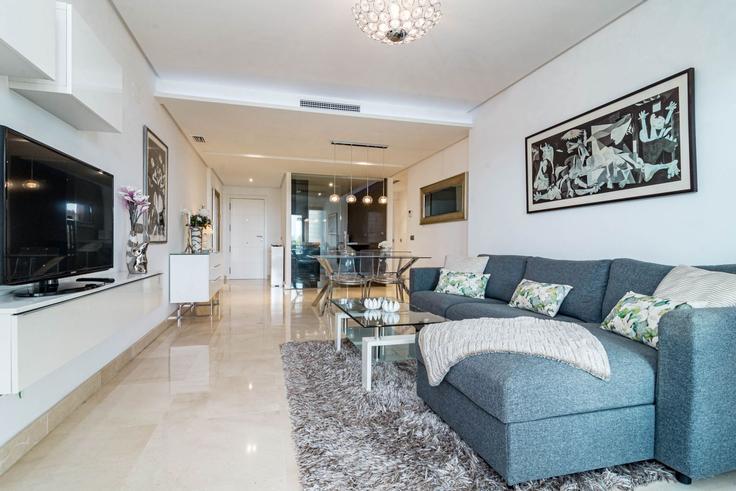 Building Urbanizacion los Aguilares - b06855001 - 1343442 adresindeki bir dairede modern mobilyalarla zarif bir şekilde tasarlanmış oturma odası Benahavís, Benahavís