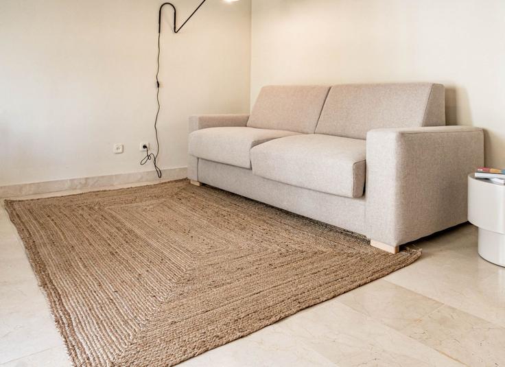 Elegante sala de estar con mobiliario moderno en un apartamento en Building Plaza Brisas de los Naranjos - b06855001 - 1343518 en Nueva Andalucía, Marbella Elegante sala de estar con mobiliario moderno en un apartamento en Building Plaza Brisas de los Naranjos - b06855001 - 1343518 en Nueva Andalucía, Marbella
