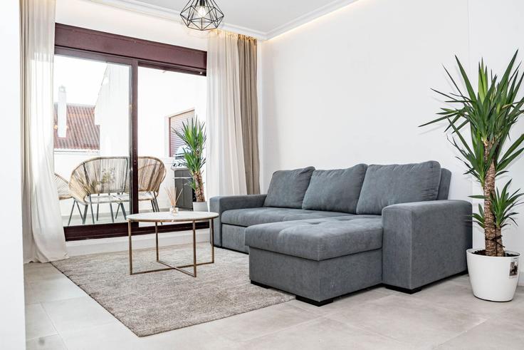 Marbella Nueva AndalucíaのBuilding Calle el Califa - b06855001 - 1343509のアパートメントにある、モダンな家具を備えたエレガントなデザインのリビングルーム Marbella Nueva AndalucíaのBuilding Calle el Califa - b06855001 - 1343509のアパートメントにある、モダンな家具を備えたエレガントなデザインのリビングルーム