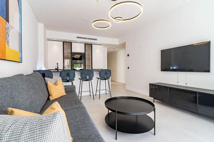 Elegante sala de estar con mobiliario moderno en un apartamento en Building Calle el Califa - b06855001 - 1343490 en Nueva Andalucía, Marbella