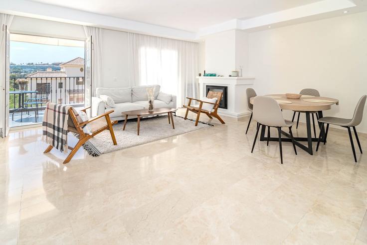 Building Plaza Brisas de los Naranjos - b06855001 - 1343513 adresindeki bir dairede modern mobilyalarla zarif bir şekilde tasarlanmış oturma odası Nueva Andalucía, Marbella Building Plaza Brisas de los Naranjos - b06855001 - 1343513 adresindeki bir dairede modern mobilyalarla zarif bir şekilde tasarlanmış oturma odası Nueva Andalucía, Marbella