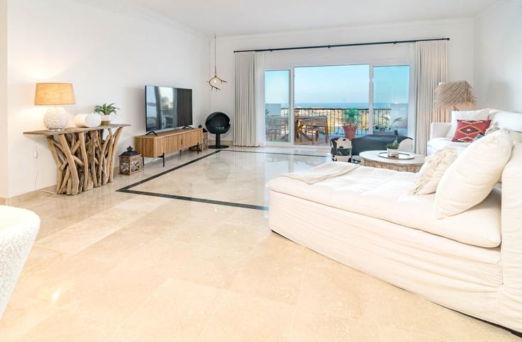 Building Urbanizacion el Paraiso - b06855001 - 1343461 adresindeki bir dairede modern mobilyalarla zarif bir şekilde tasarlanmış oturma odası Benahavís, Benahavís Building Urbanizacion el Paraiso - b06855001 - 1343461 adresindeki bir dairede modern mobilyalarla zarif bir şekilde tasarlanmış oturma odası Benahavís, Benahavís