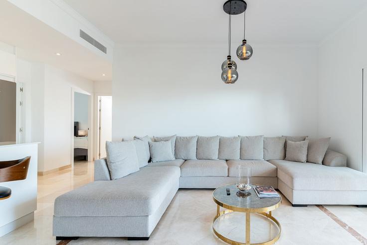 Building Urbanizacion el Paraiso - b06855001 - 1343497 adresindeki bir dairede modern mobilyalarla zarif bir şekilde tasarlanmış oturma odası Benahavís, Benahavís Building Urbanizacion el Paraiso - b06855001 - 1343497 adresindeki bir dairede modern mobilyalarla zarif bir şekilde tasarlanmış oturma odası Benahavís, Benahavís