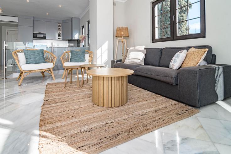 Elegant gestaltetes Wohnzimmer mit moderner Einrichtung in einer Wohnung im Building Urbanización Aldea Blanca - b06855001 - 1343457 in Nueva Andalucía, Marbella