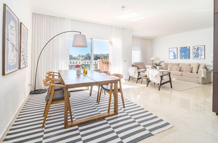 Elegante sala de estar con mobiliario moderno en un apartamento en Building Urbanización Park Beach - b06855001 - 1343540 en Estepona, Estepona Elegante sala de estar con mobiliario moderno en un apartamento en Building Urbanización Park Beach - b06855001 - 1343540 en Estepona, Estepona