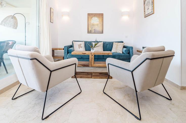 Building Urb. las Petunias - b06855001 - 1343556 adresindeki bir dairede modern mobilyalarla zarif bir şekilde tasarlanmış oturma odası Marbella, Marbella Building Urb. las Petunias - b06855001 - 1343556 adresindeki bir dairede modern mobilyalarla zarif bir şekilde tasarlanmış oturma odası Marbella, Marbella