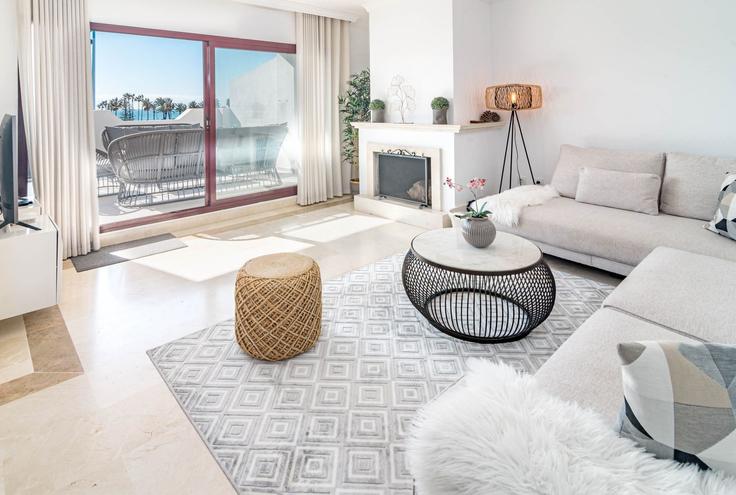 Elegante sala de estar con mobiliario moderno en un apartamento en Building Calle Guadalfeo - b06855001 - 1343520 en Marbella, Marbella