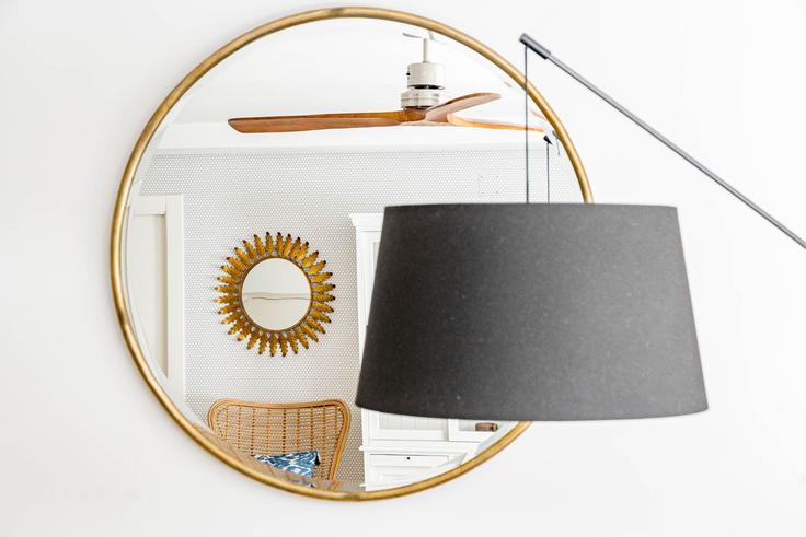 Elegante sala de estar con mobiliario moderno en un apartamento en Building Calle Chopo - b06855001 - 1343528 en Marbella, Marbella