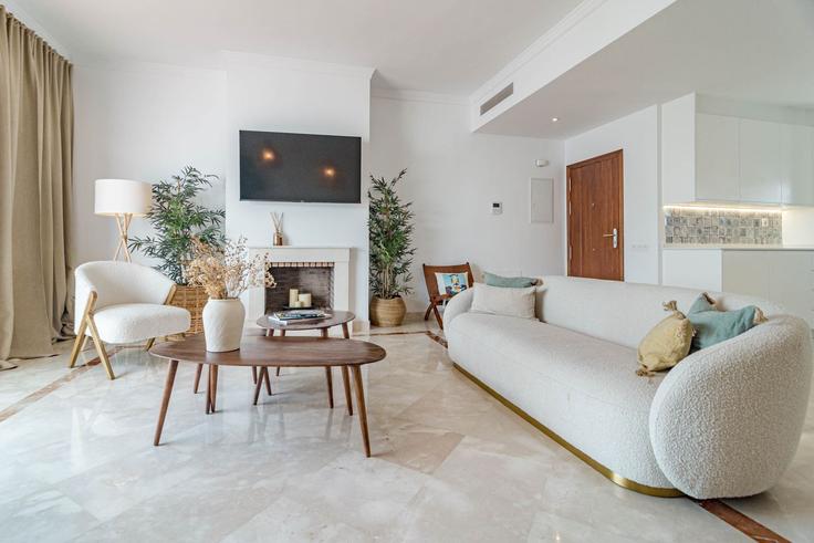 Building Urbanizacion el Paraiso - b06855001 - 1343549 adresindeki bir dairede modern mobilyalarla zarif bir şekilde tasarlanmış oturma odası Benahavís, Benahavís Building Urbanizacion el Paraiso - b06855001 - 1343549 adresindeki bir dairede modern mobilyalarla zarif bir şekilde tasarlanmış oturma odası Benahavís, Benahavís