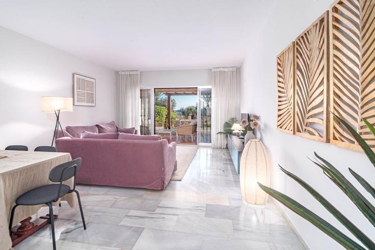 Elegante sala de estar con mobiliario moderno en un apartamento en Building Avenida del Norte - b06855001 - 1343524 en Nueva Andalucía, Marbella Elegante sala de estar con mobiliario moderno en un apartamento en Building Avenida del Norte - b06855001 - 1343524 en Nueva Andalucía, Marbella