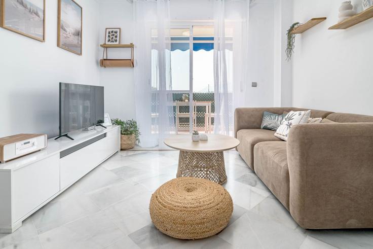 Marbella MarbellaのBuilding Calle Río Tajo - b06855001 - 1343576のアパートメントにある、モダンな家具を備えたエレガントなデザインのリビングルーム Marbella MarbellaのBuilding Calle Río Tajo - b06855001 - 1343576のアパートメントにある、モダンな家具を備えたエレガントなデザインのリビングルーム