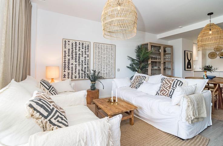 Elegante sala de estar con mobiliario moderno en un apartamento en Building Calle Padre Luis Garcia Cerezo - b06855001 - 1343543 en Estepona, Estepona Elegante sala de estar con mobiliario moderno en un apartamento en Building Calle Padre Luis Garcia Cerezo - b06855001 - 1343543 en Estepona, Estepona