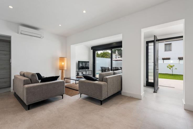 Elegante sala de estar con mobiliario moderno en un apartamento en Building Calle los Pinos - b06855001 - 1343545 en Marbella, Marbella