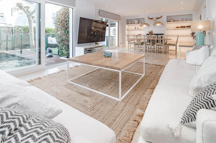 Elegante sala de estar con mobiliario moderno en un apartamento en Building Avenida las Mimosas - b06855001 - 1343536 en Marbella, Marbella