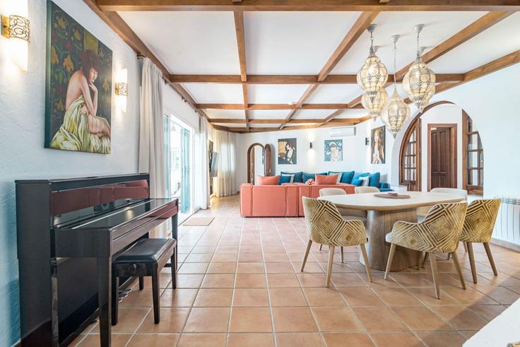 Estepona, Estepona에 위치한 Building Calle Monte Biarritz - b06855001 - 1492732 유닛의 세련된 인테리어가 돋보이는 거실