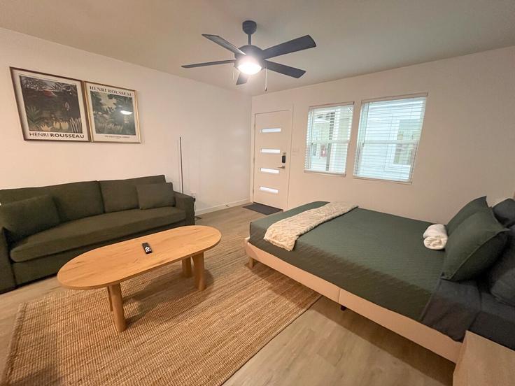 Austin, Austin에 위치한 Building Lexington Road - bacev-group-llc - 1497888 유닛의 세련된 인테리어가 돋보이는 거실