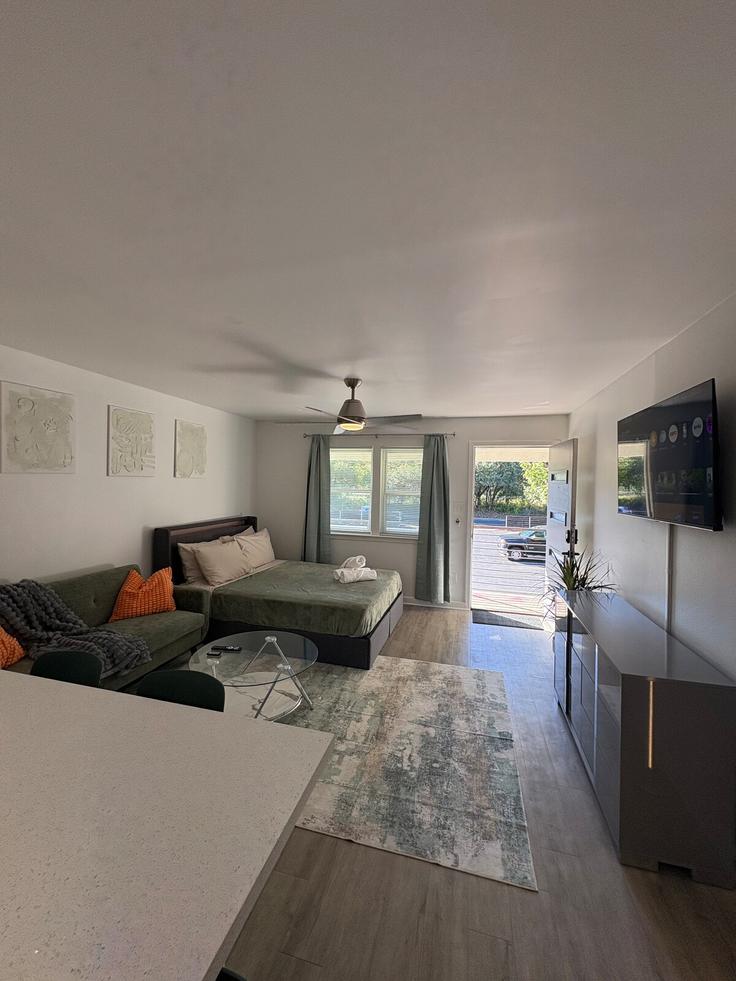 Austin, Austin에 위치한 Building Stoneway Drive - bacev-group-llc - 1497890 유닛의 세련된 인테리어가 돋보이는 거실