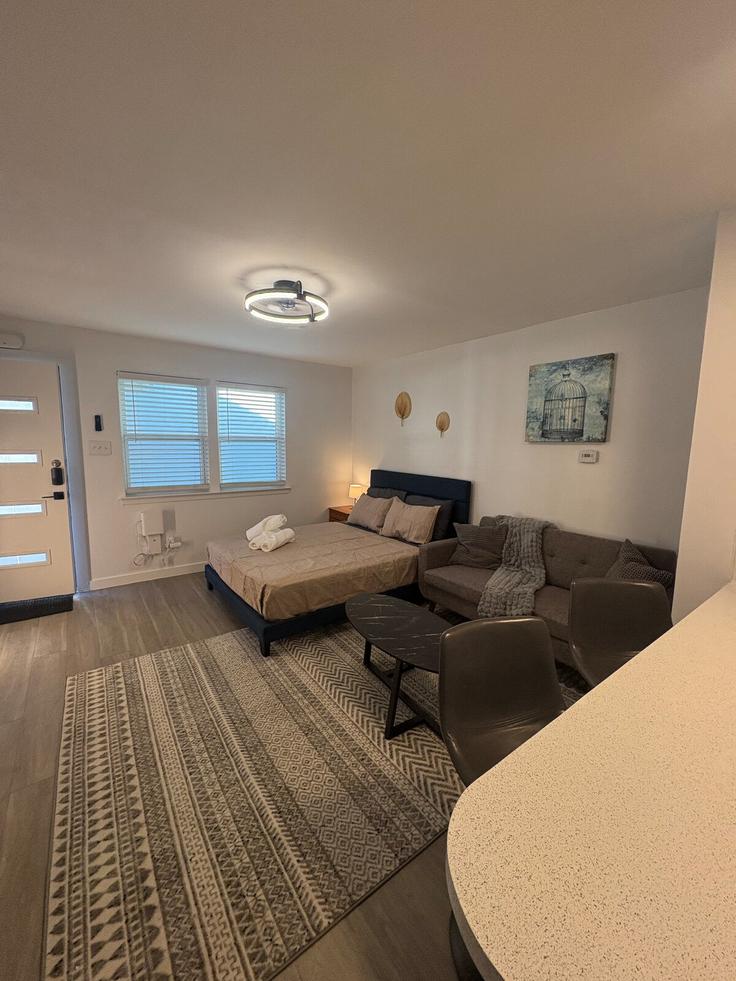 Austin, Austin에 위치한 Building Stoneway Drive - bacev-group-llc - 1497889 유닛의 세련된 인테리어가 돋보이는 거실