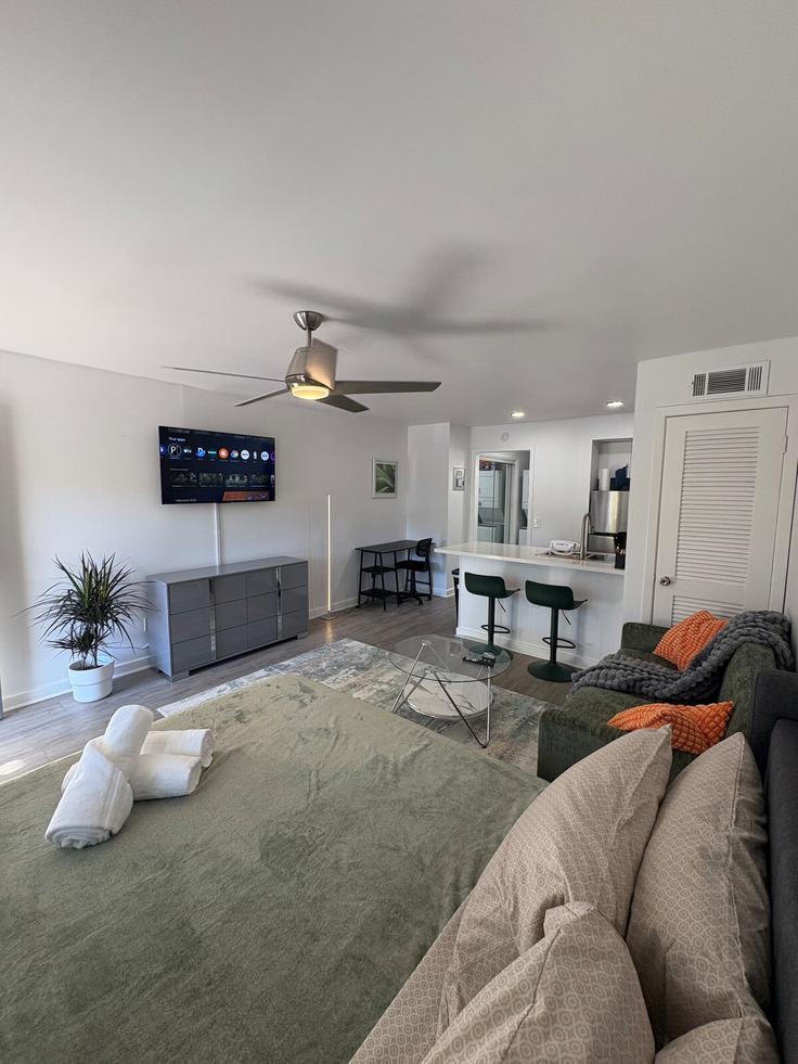 Elegante sala de estar con mobiliario moderno en un apartamento en Building Stoneway Drive - bacev-group-llc - 1497890 en Austin, Austin