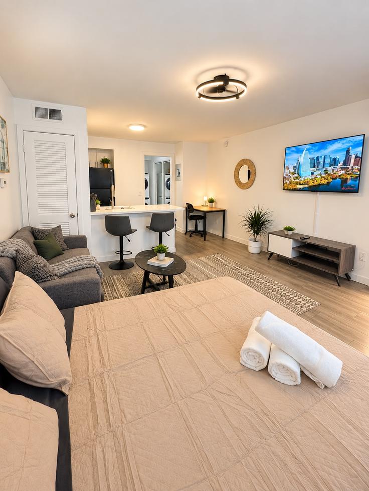 Sala de estar elegantemente projetada com móveis modernos em um apartamento no Building Stoneway Drive - bacev-group-llc - 1497889 em Austin, Austin Sala de estar elegantemente projetada com móveis modernos em um apartamento no Building Stoneway Drive - bacev-group-llc - 1497889 em Austin, Austin