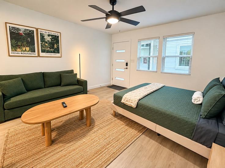 Sala de estar elegantemente projetada com móveis modernos em um apartamento no Building Lexington Road - bacev-group-llc - 1497888 em Austin, Austin Sala de estar elegantemente projetada com móveis modernos em um apartamento no Building Lexington Road - bacev-group-llc - 1497888 em Austin, Austin