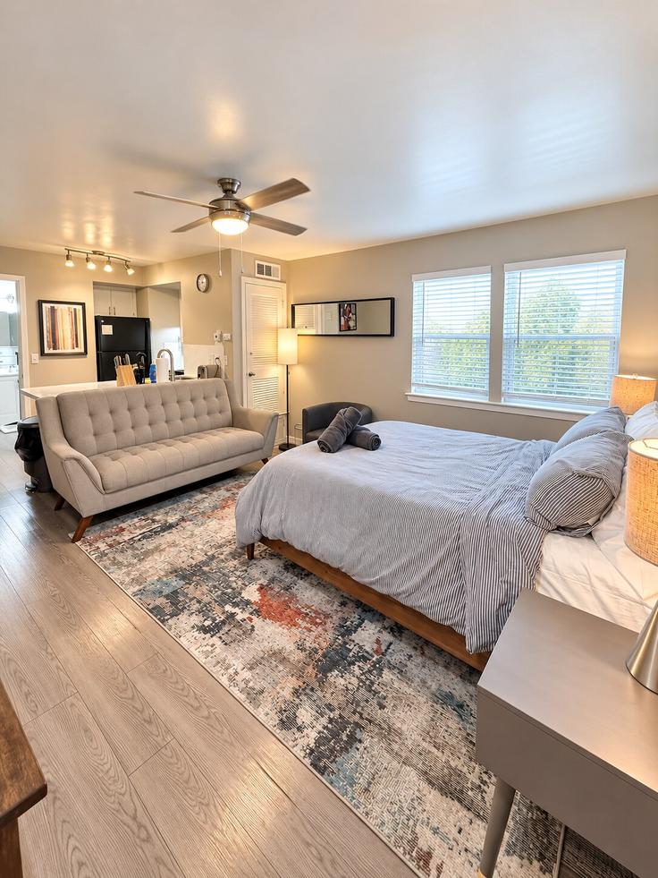 Sala de estar elegantemente projetada com móveis modernos em um apartamento no Building Great Northern Boulevard - bacev-group-llc - 1497886 em Austin, Austin Sala de estar elegantemente projetada com móveis modernos em um apartamento no Building Great Northern Boulevard - bacev-group-llc - 1497886 em Austin, Austin
