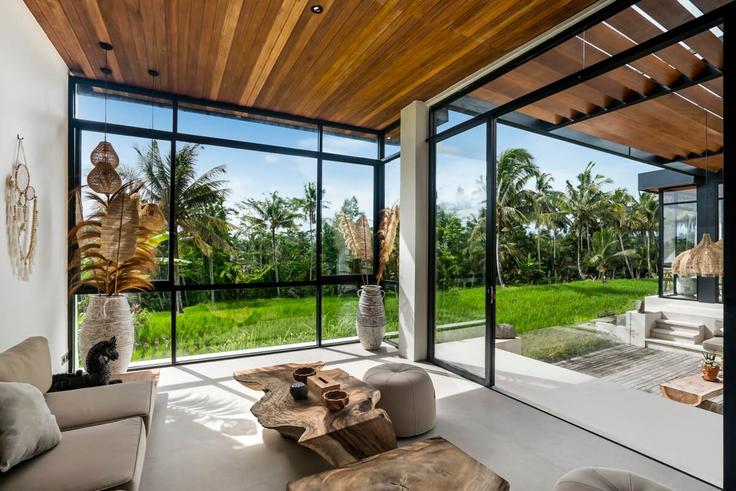 Sala de estar elegantemente projetada com móveis modernos em um apartamento no Building G72M+C8Q - balisuperhost - 1522401 em Tampaksiring, Gianyar Regency Sala de estar elegantemente projetada com móveis modernos em um apartamento no Building G72M+C8Q - balisuperhost - 1522401 em Tampaksiring, Gianyar Regency