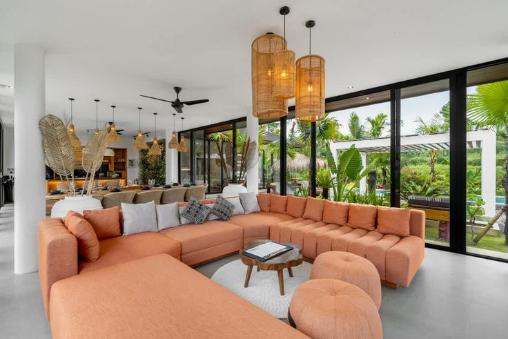 Elegante sala de estar con mobiliario moderno en un apartamento en Building Jalan Banjar Tatiapi - balisuperhost - 1522663 en Tampaksiring, Gianyar Regency
