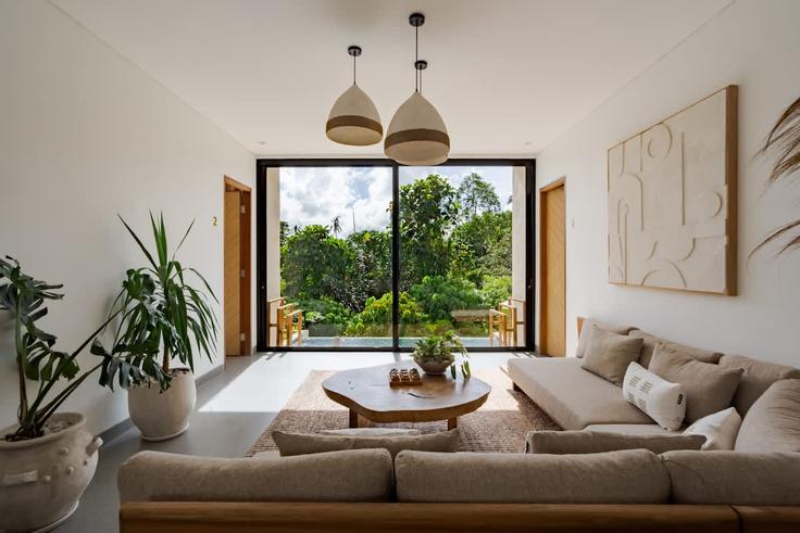 Elegant gestaltetes Wohnzimmer mit moderner Einrichtung in einer Wohnung im Building Jalan Raya Petulu - balisuperhost - 1522842 in Ubud, Gianyar Regency Elegant gestaltetes Wohnzimmer mit moderner Einrichtung in einer Wohnung im Building Jalan Raya Petulu - balisuperhost - 1522842 in Ubud, Gianyar Regency