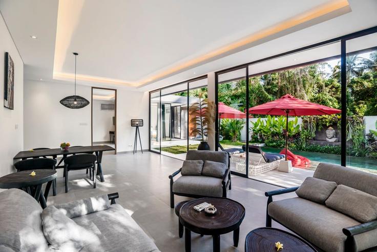 Gianyar Regency UbudのBuilding Jalan Pinus - balisuperhost - 1522378のアパートメントにある、モダンな家具を備えたエレガントなデザインのリビングルーム