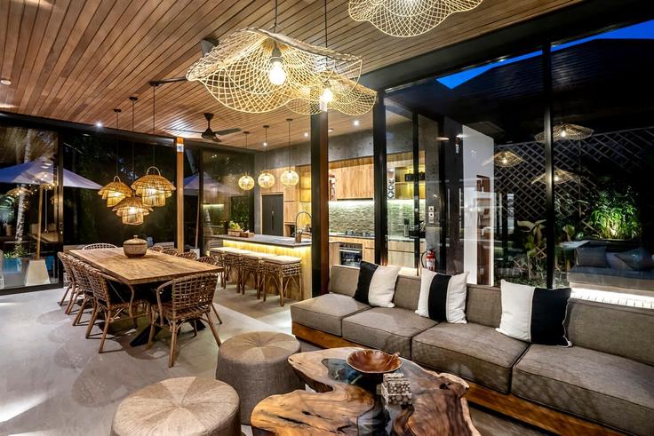 Elegante sala de estar con mobiliario moderno en un apartamento en Building Gang Kutilang - balisuperhost - 1522361 en Ubud, Gianyar Regency Elegante sala de estar con mobiliario moderno en un apartamento en Building Gang Kutilang - balisuperhost - 1522361 en Ubud, Gianyar Regency
