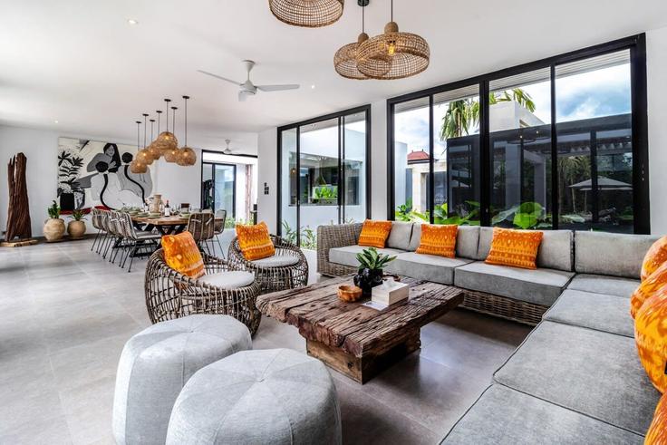 Elegante sala de estar con mobiliario moderno en un apartamento en Building 8 - balisuperhost - 1522473 en Tampaksiring, Gianyar Regency