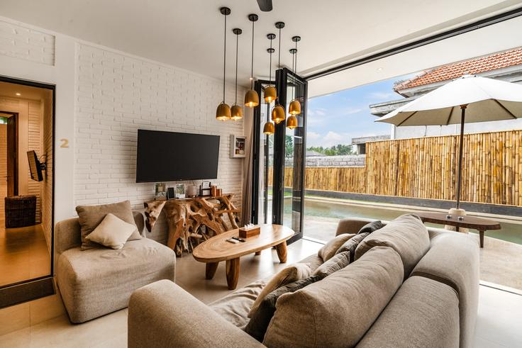 Salle de séjour élégante avec mobilier moderne dans un appartement à Building Jalan Yudistira Selatan - balisuperhost - 1522412 à Ubud, Gianyar Regency Salle de séjour élégante avec mobilier moderne dans un appartement à Building Jalan Yudistira Selatan - balisuperhost - 1522412 à Ubud, Gianyar Regency