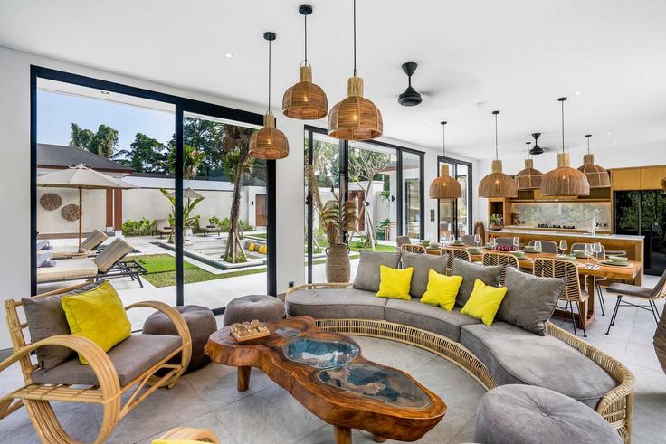 Ubud, Gianyar Regency에 위치한 Building G75F+5QW - balisuperhost - 1522830 유닛의 세련된 인테리어가 돋보이는 거실 Ubud, Gianyar Regency에 위치한 Building G75F+5QW - balisuperhost - 1522830 유닛의 세련된 인테리어가 돋보이는 거실