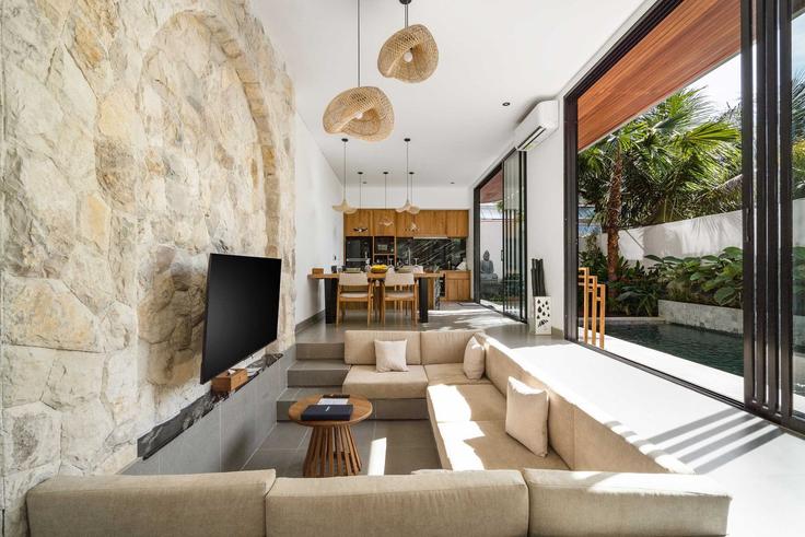 Gianyar Regency UbudのBuilding Jalan Garuda - balisuperhost - 1522860のアパートメントにある、モダンな家具を備えたエレガントなデザインのリビングルーム