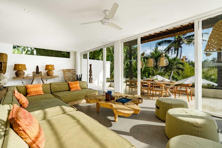 Building Jalan Setra Desa Adat Mas - balisuperhost - 1522349 adresindeki bir dairede modern mobilyalarla zarif bir şekilde tasarlanmış oturma odası Ubud, Ubud