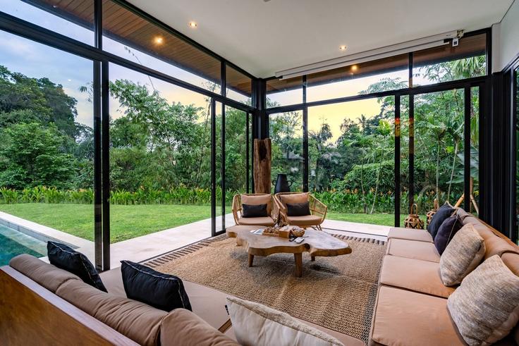 Elegant gestaltetes Wohnzimmer mit moderner Einrichtung in einer Wohnung im Building F6CP+GH7 - balisuperhost - 1522539 in Ubud, Gianyar Regency Elegant gestaltetes Wohnzimmer mit moderner Einrichtung in einer Wohnung im Building F6CP+GH7 - balisuperhost - 1522539 in Ubud, Gianyar Regency