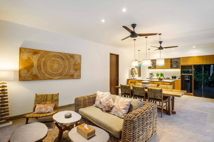 Elegant gestaltetes Wohnzimmer mit moderner Einrichtung in einer Wohnung im Building G76H+7FX - balisuperhost - 1522479 in Tegallalang, Gianyar Regency Elegant gestaltetes Wohnzimmer mit moderner Einrichtung in einer Wohnung im Building G76H+7FX - balisuperhost - 1522479 in Tegallalang, Gianyar Regency