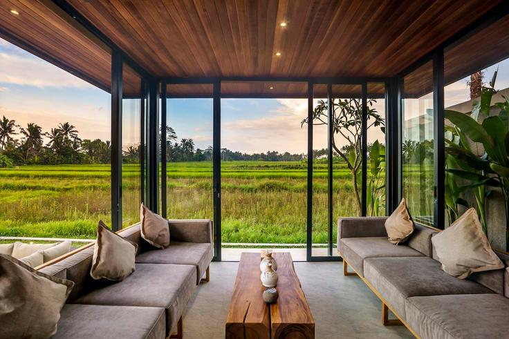 Sala de estar elegantemente projetada com móveis modernos em um apartamento no Building F7V6+7X5 - balisuperhost - 1522436 em Ubud, Ubud