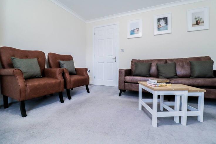 Sala de estar elegantemente projetada com móveis modernos em um apartamento no Building Broadwater Road - balloon-bnb - 1346523 em Royal Borough of Greenwich, London