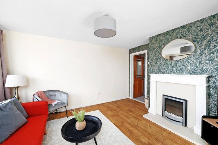 Salle de séjour élégante avec mobilier moderne dans un appartement à Building Poole Park Road - balloon-bnb - 1346536 à Plymouth, Plymouth