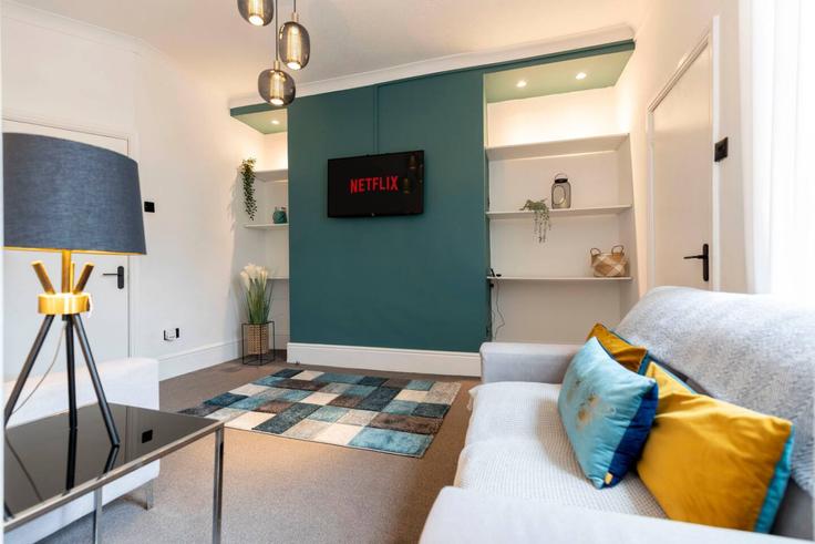 Gateshead Metropolitan Borough of GatesheadのBuilding Brighton Road - balloon-bnb - 1346555のアパートメントにある、モダンな家具を備えたエレガントなデザインのリビングルーム Gateshead Metropolitan Borough of GatesheadのBuilding Brighton Road - balloon-bnb - 1346555のアパートメントにある、モダンな家具を備えたエレガントなデザインのリビングルーム