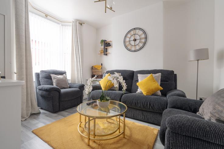 Building Burns Street - balloon-bnb - 1346557 adresindeki bir dairede modern mobilyalarla zarif bir şekilde tasarlanmış oturma odası Metropolitan Borough of Sefton, Bootle Building Burns Street - balloon-bnb - 1346557 adresindeki bir dairede modern mobilyalarla zarif bir şekilde tasarlanmış oturma odası Metropolitan Borough of Sefton, Bootle