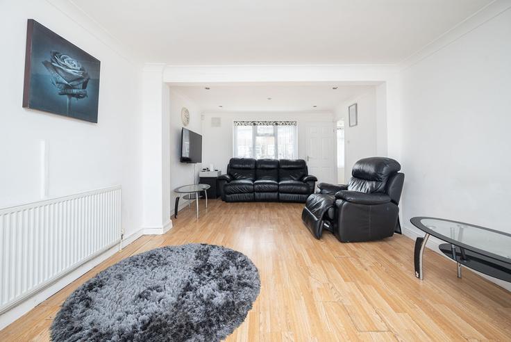 Salle de séjour élégante avec mobilier moderne dans un appartement à Building Vanbrough Crescent - balloon-bnb - 1346559 à London Borough of Ealing, Northolt