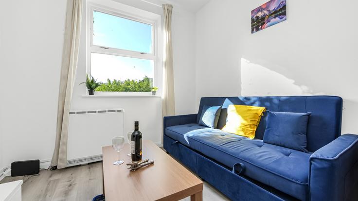 London London Borough of Tower HamletsのBuilding Thames Circle - balloon-bnb - 1346569のアパートメントにある、モダンな家具を備えたエレガントなデザインのリビングルーム London London Borough of Tower HamletsのBuilding Thames Circle - balloon-bnb - 1346569のアパートメントにある、モダンな家具を備えたエレガントなデザインのリビングルーム