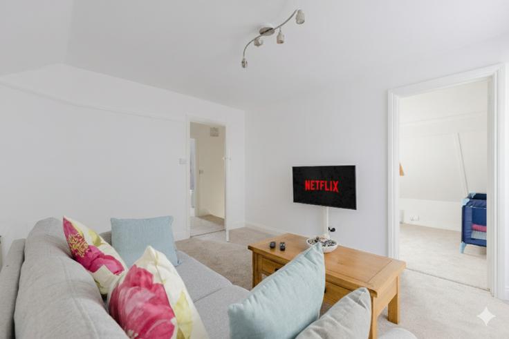 Sala de estar elegantemente projetada com móveis modernos em um apartamento no Building The Glen - balloon-bnb - 1346570 em Worthing, Worthing Sala de estar elegantemente projetada com móveis modernos em um apartamento no Building The Glen - balloon-bnb - 1346570 em Worthing, Worthing