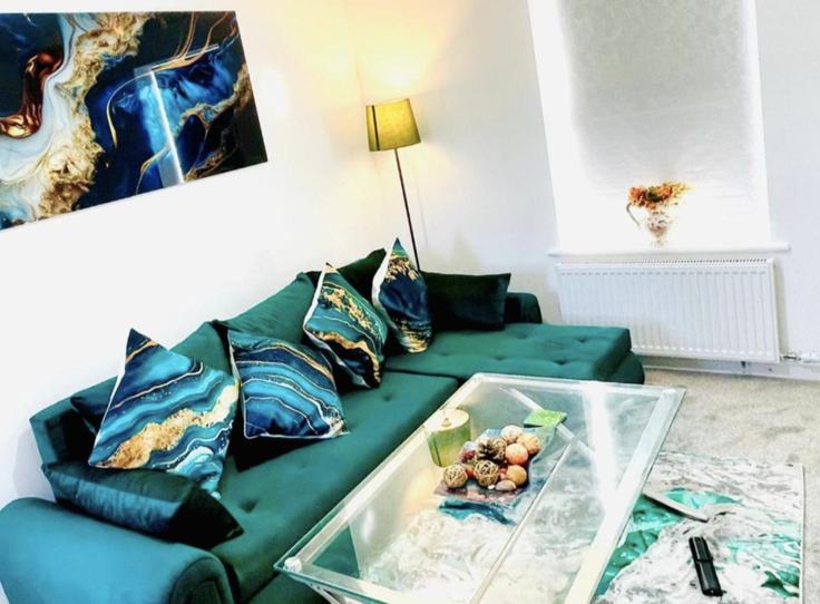 Manchester, Manchester에 위치한 Building Blanchard Street - balloon-bnb - 1346584 아파트의 세련된 인테리어가 돋보이는 거실 Manchester, Manchester에 위치한 Building Blanchard Street - balloon-bnb - 1346584 아파트의 세련된 인테리어가 돋보이는 거실